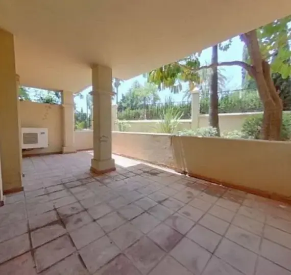 Sale of ground floor apartment in Benahavís