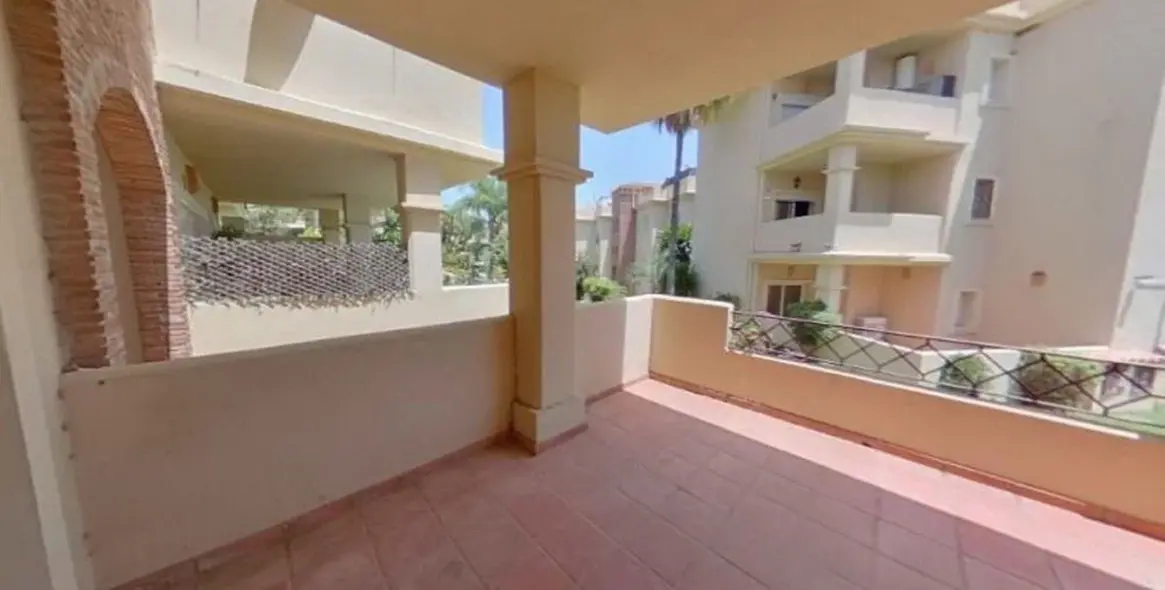 Sale of ground floor apartment in Benahavís 10