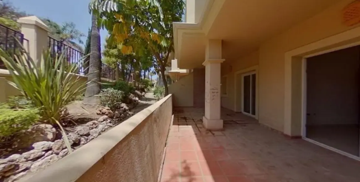 Sale of ground floor apartment in Benahavís 13