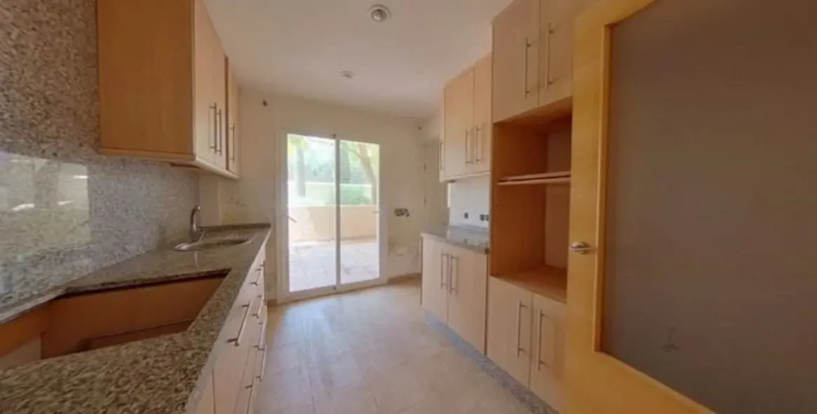 Sale of ground floor apartment in Benahavís 15