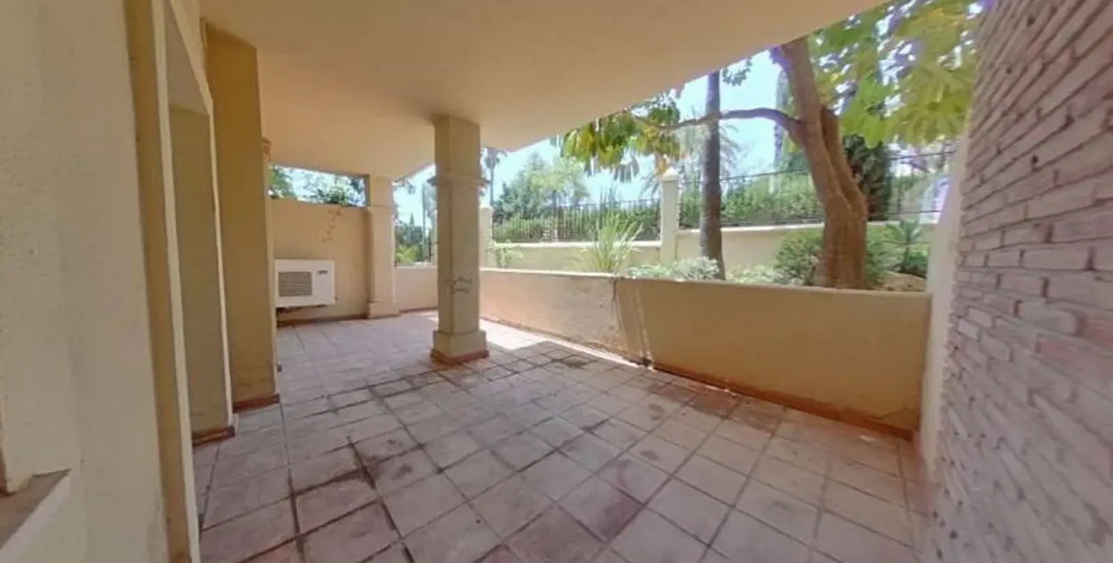 Sale of ground floor apartment in Benahavís 2