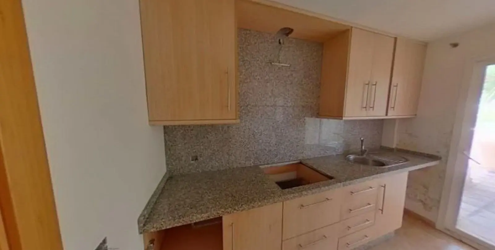 Sale of ground floor apartment in Benahavís 14