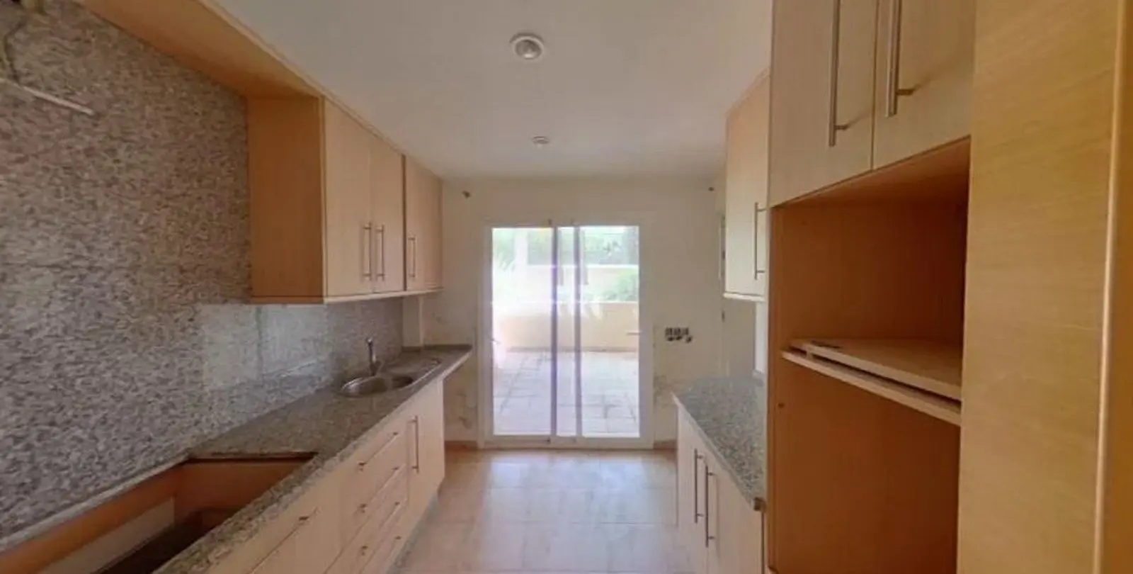 Sale of ground floor apartment in Benahavís 25