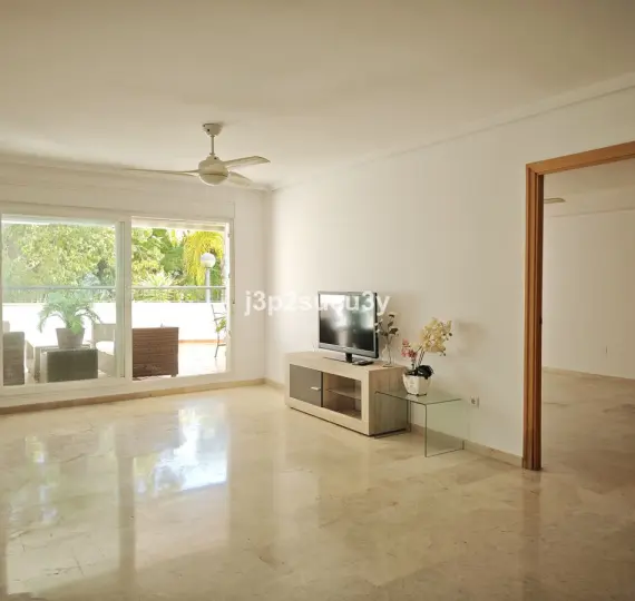 Продажа апартаментов на первом этаже в Guadalmina Baja