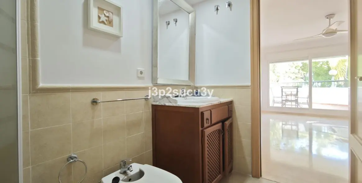 Продажа апартаментов на первом этаже в Guadalmina Baja 19