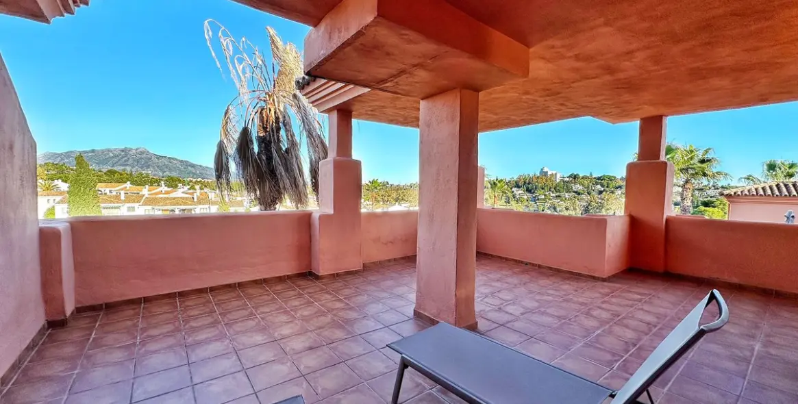 Sale of penthouse duplex in El Paraiso 1