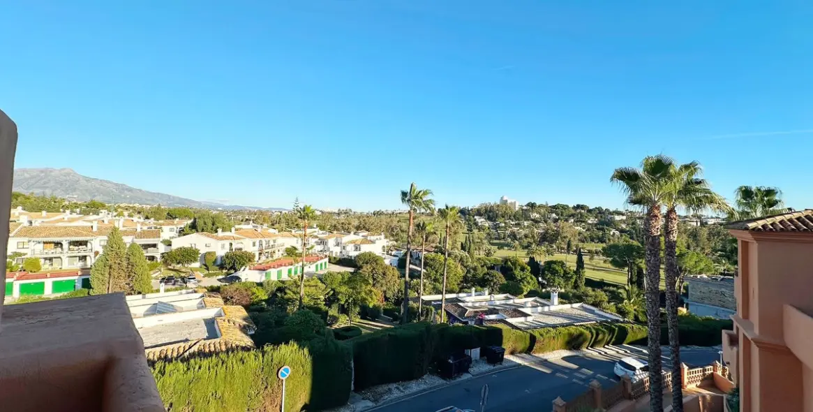 Sale of penthouse duplex in El Paraiso 2