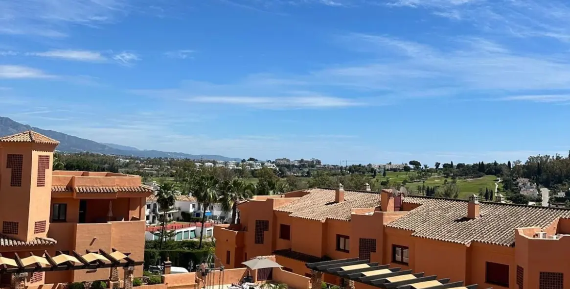 Sale of penthouse duplex in El Paraiso 4