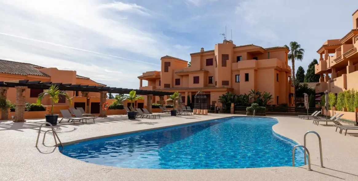 Sale of penthouse duplex in El Paraiso 5