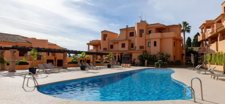 Sale of penthouse duplex in El Paraiso 4