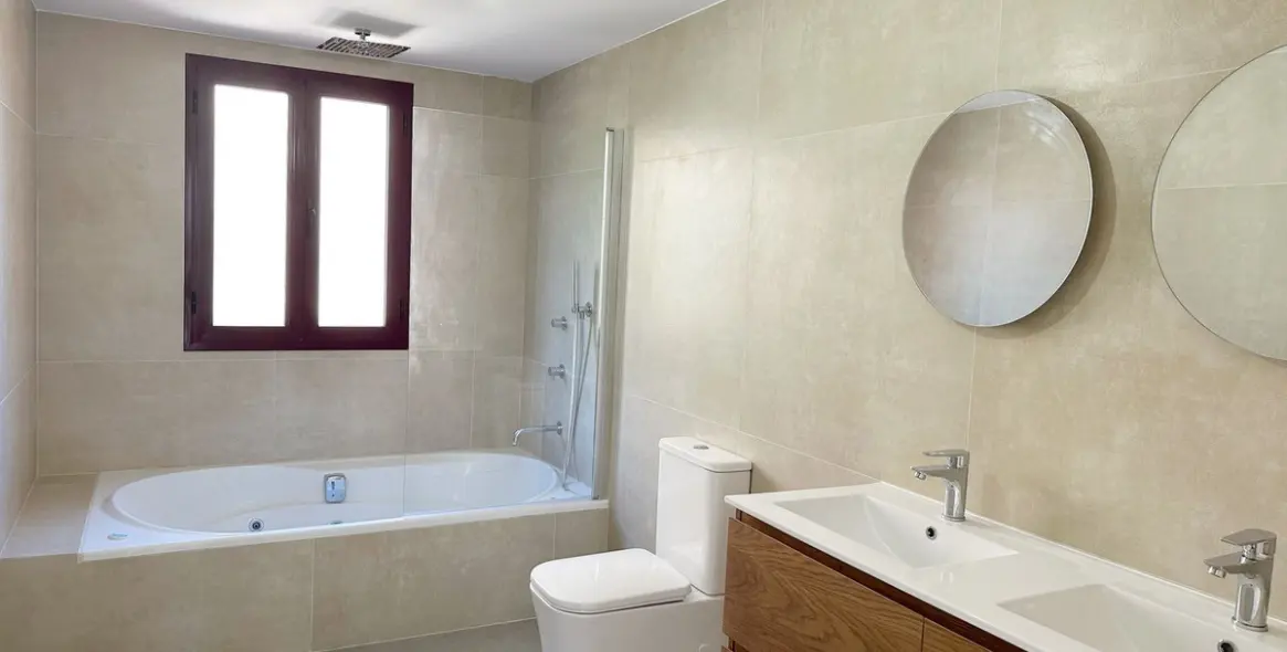 Sale of penthouse duplex in El Paraiso 10