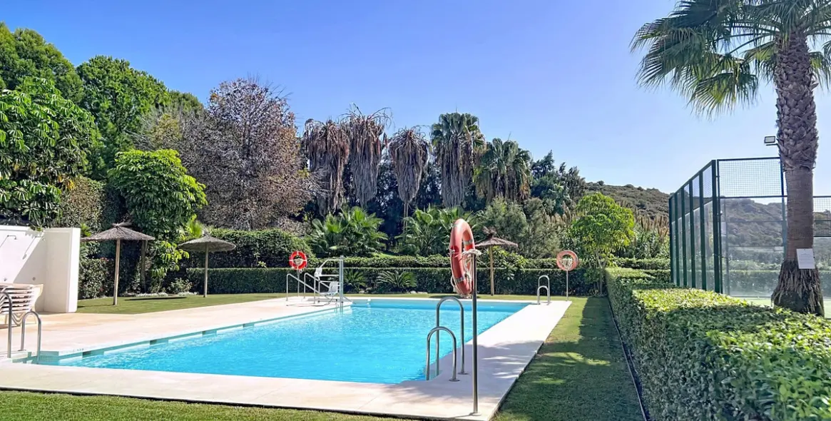 Sale of ground floor apartment in Casares 25