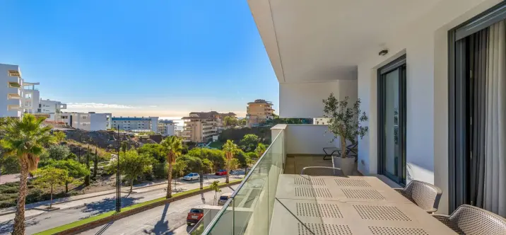 Sale of middle floor apartment in Higueron 1