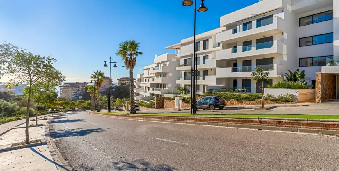 Sale of middle floor apartment in Higueron 14