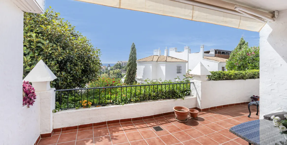 Sale of middle floor apartment in Benahavís 1