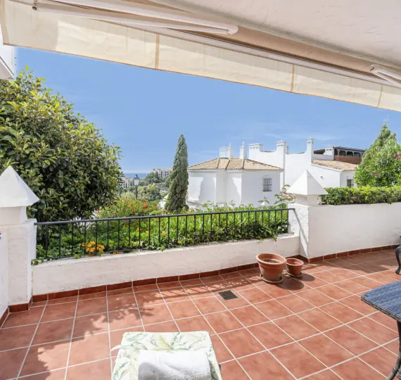 Sale of middle floor apartment in Benahavís
