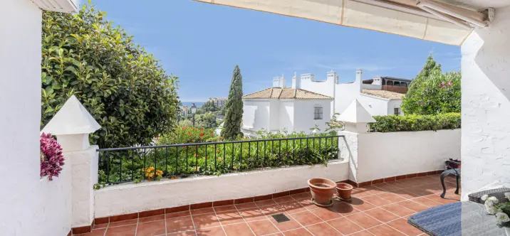 Sale of middle floor apartment in Benahavís 0