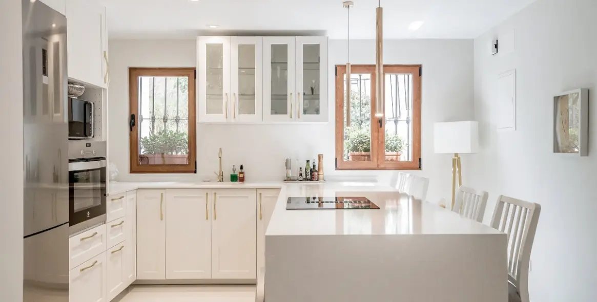 Sale of middle floor apartment in Benahavís 2