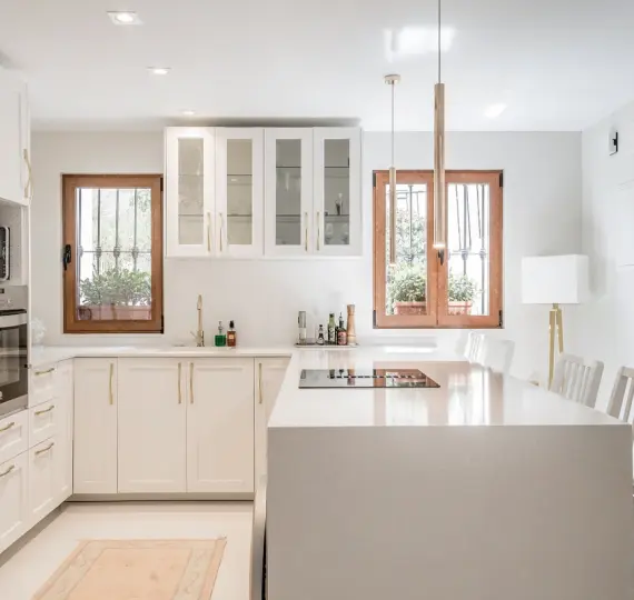 Sale of middle floor apartment in Benahavís