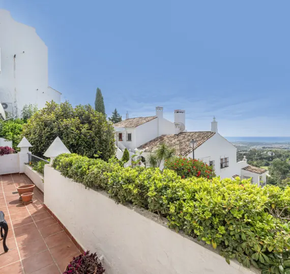 Sale of middle floor apartment in Benahavís