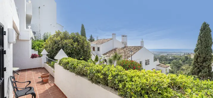 Sale of middle floor apartment in Benahavís 2