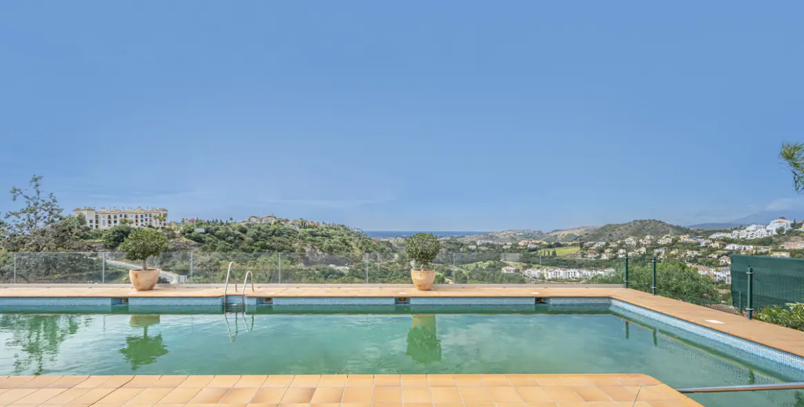 Sale of middle floor apartment in Benahavís 4