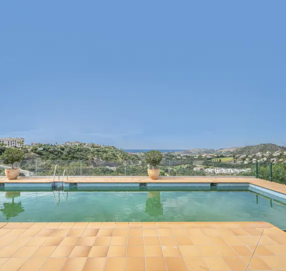 Sale of middle floor apartment in Benahavís