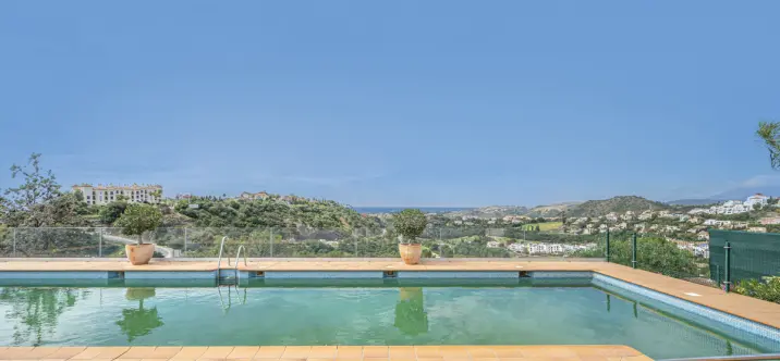 Sale of middle floor apartment in Benahavís 3