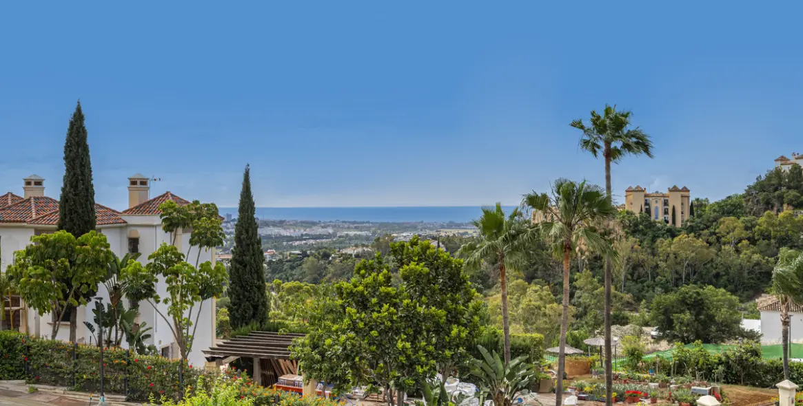 Sale of middle floor apartment in Benahavís 5