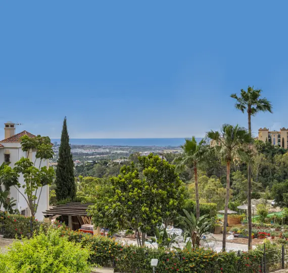 Sale of middle floor apartment in Benahavís