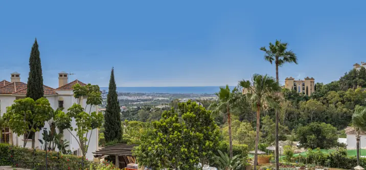 Sale of middle floor apartment in Benahavís 4