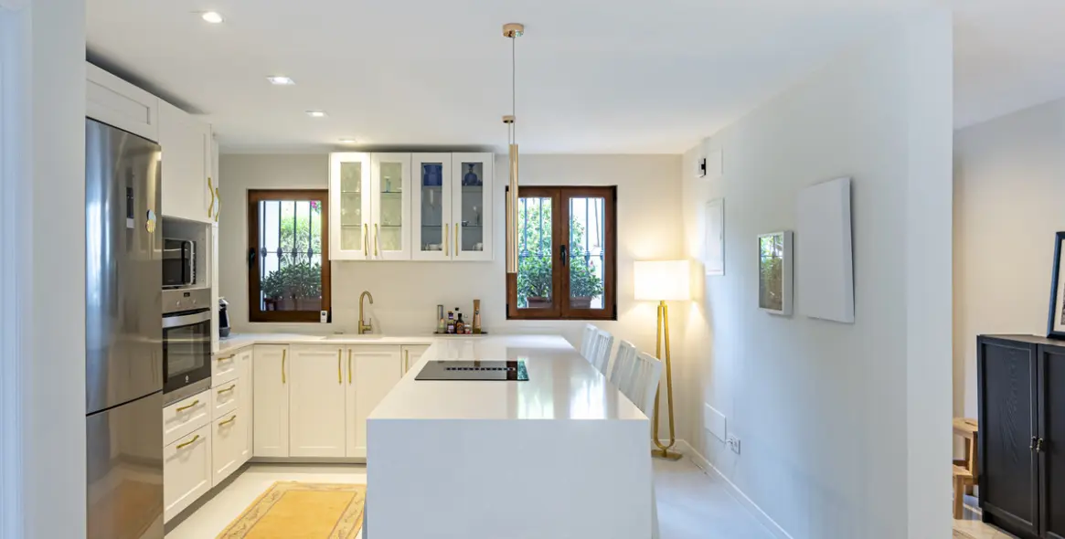 Sale of middle floor apartment in Benahavís 7