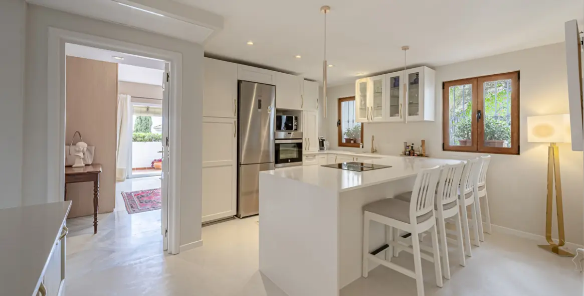 Sale of middle floor apartment in Benahavís 8