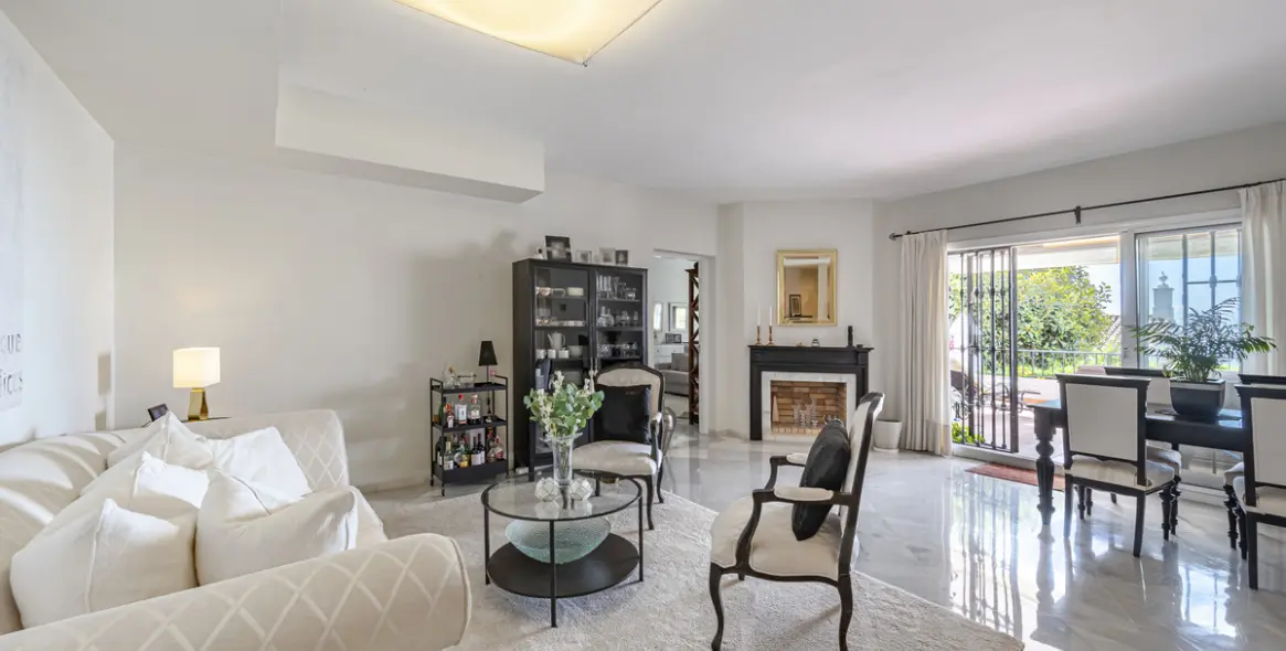 Sale of middle floor apartment in Benahavís 9