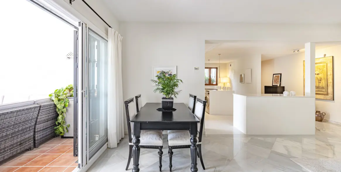 Sale of middle floor apartment in Benahavís 10