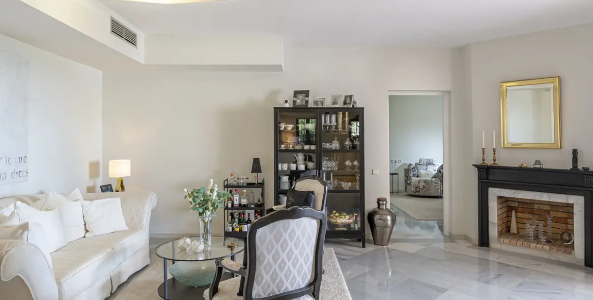 Sale of middle floor apartment in Benahavís 11