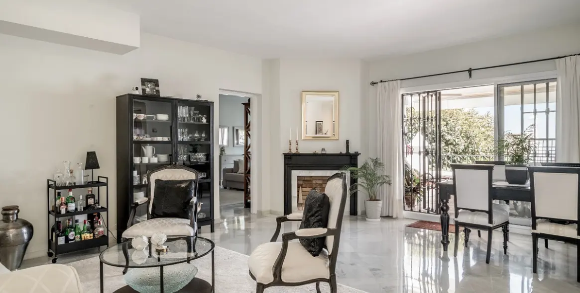 Sale of middle floor apartment in Benahavís 12