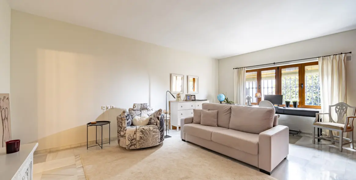 Sale of middle floor apartment in Benahavís 13