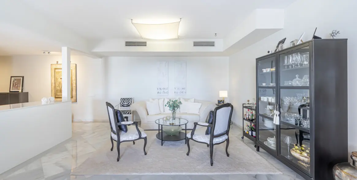 Sale of middle floor apartment in Benahavís 14