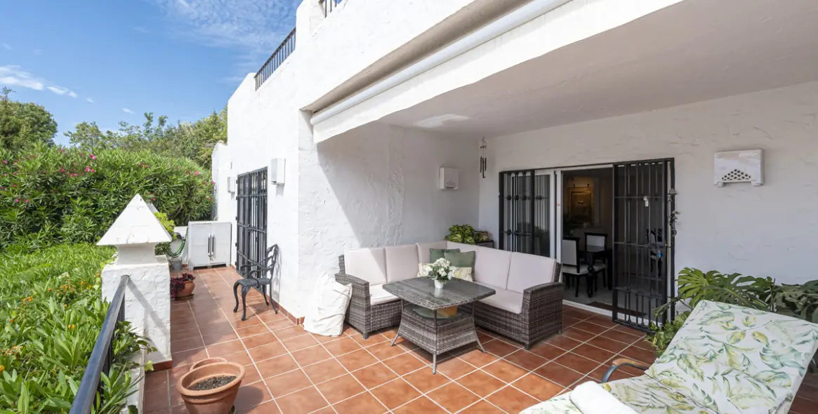 Sale of middle floor apartment in Benahavís 15