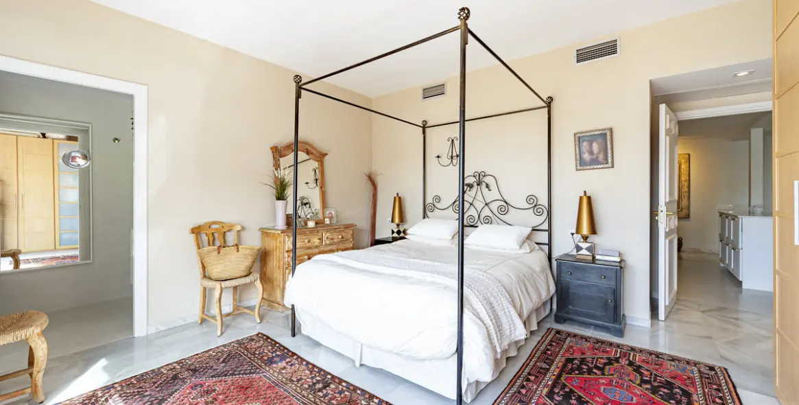 Sale of middle floor apartment in Benahavís 18