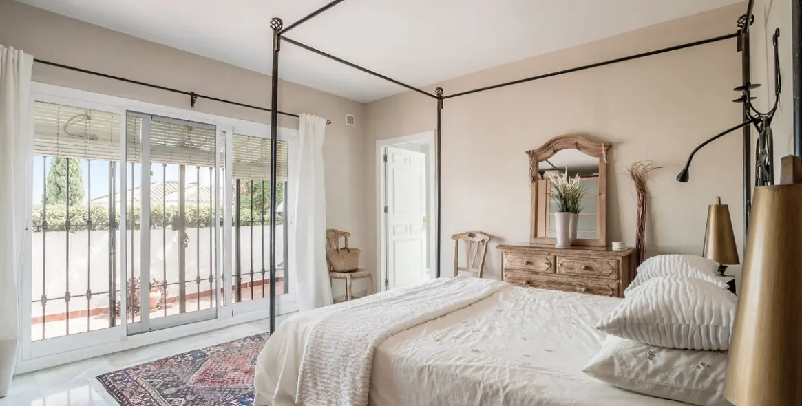 Sale of middle floor apartment in Benahavís 19