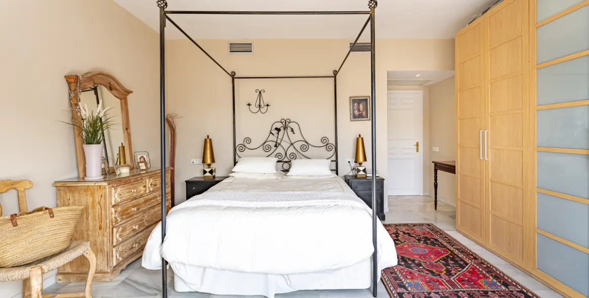 Sale of middle floor apartment in Benahavís 20