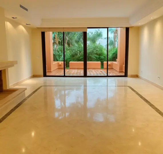 Venta de apartamento en planta baja en Nueva Andalucía