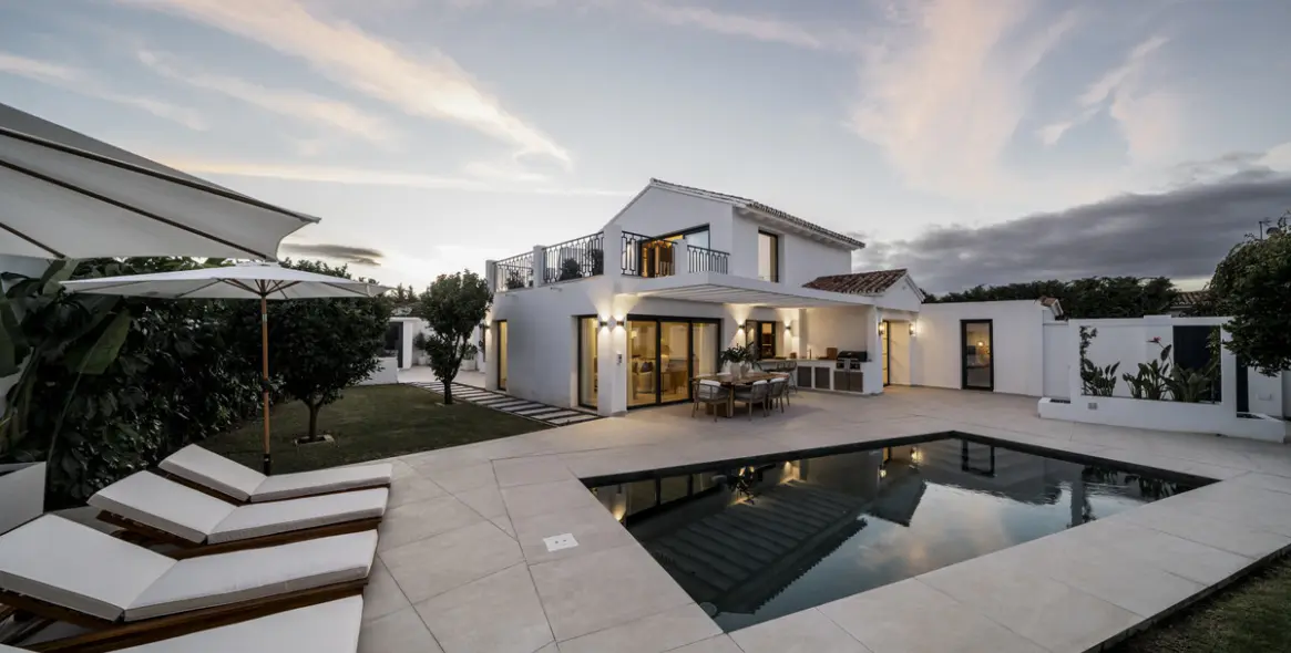 Sale of detached villa in San Pedro de Alcántara 2