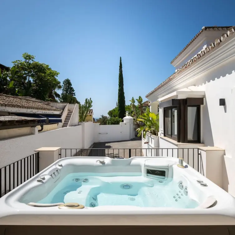 Sale of detached villa in Marbesa