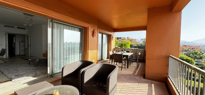Long-term rent of middle floor apartment in Estepona 0