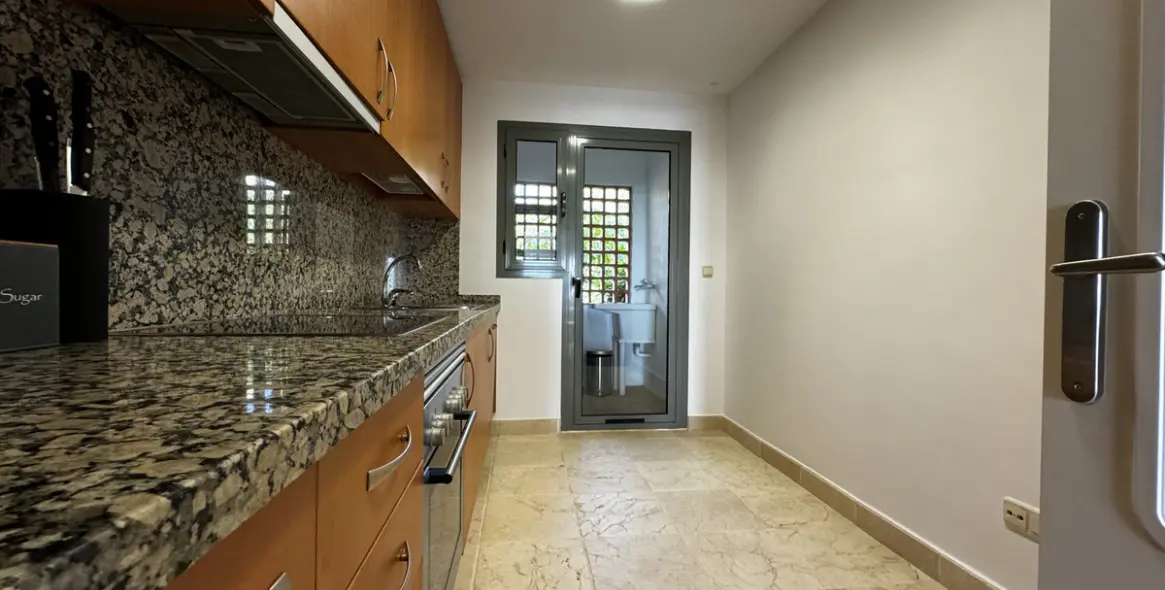 Long-term rent of middle floor apartment in Estepona 21