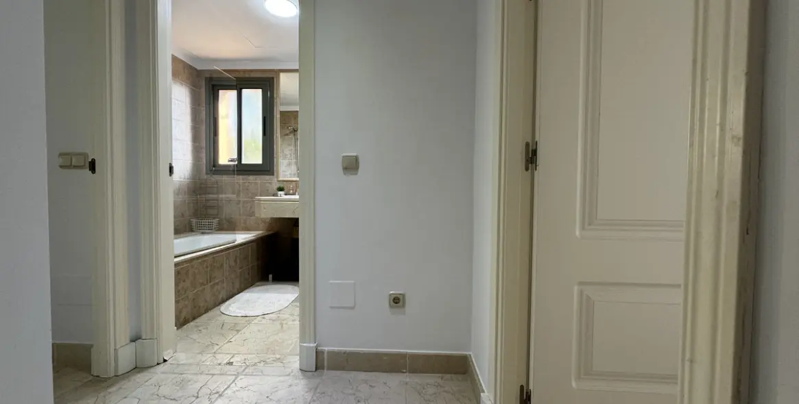 Long-term rent of middle floor apartment in Estepona 31
