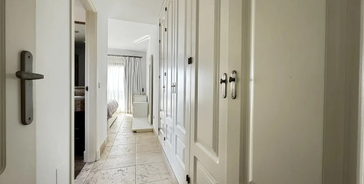 Long-term rent of middle floor apartment in Estepona 32